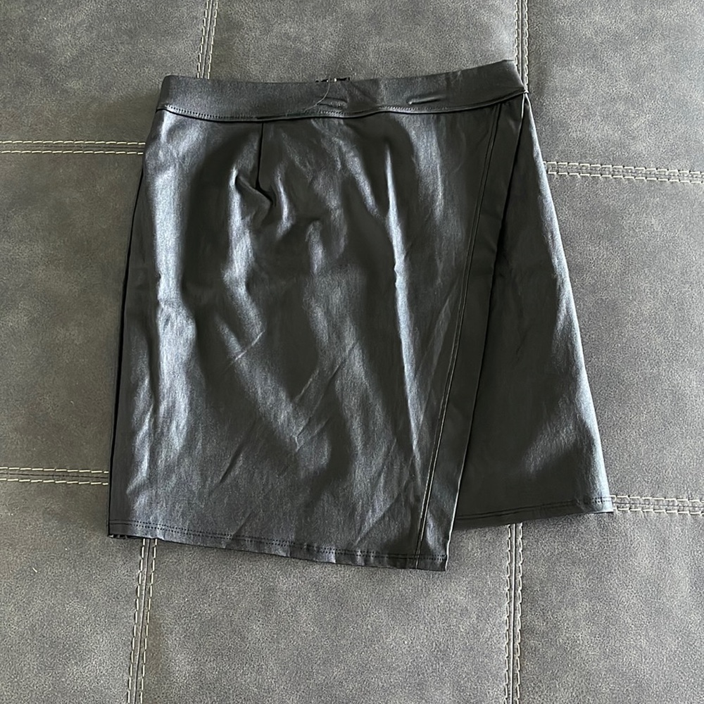 Black Skirt, with mock slit in the front. Windsor brand, never worn!
